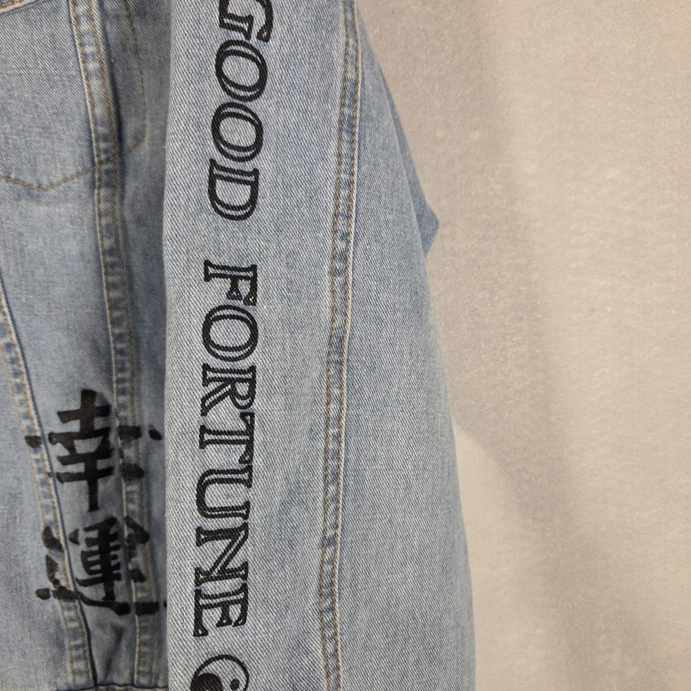 Rue 21 two-toned denim jacket with "GOOD FORTUNE" lettering (M298) - Picture 5 of 12